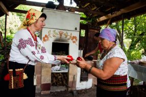 Жінки готують борщ