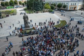 Participants in the rally against the regional authorities