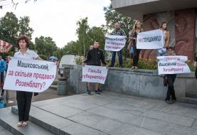 Participants in the rally against the regional authorities