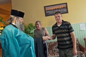 Архиепископ Лука поздравил военных со Спасом