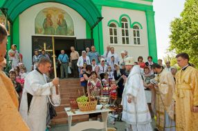 Фотий (Давыденко) освящает яблоки