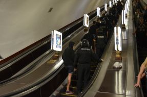 Співробітники міліції виводять футбольних фанів