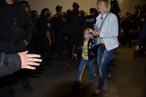 Міліціонер не пускає пасажирів у метро