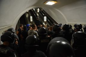Співробітники міліції виводять футбольних фанів