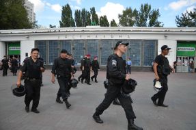 Співробітники міліції біля метро