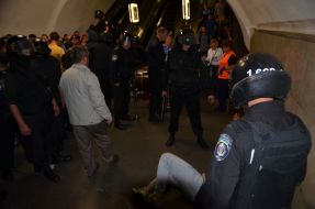 Співробітники міліції виводять футбольних фанів