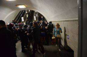 Співробітники міліції виводять футбольних фанів