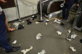 Співробітники міліції затримують футбольних фанів