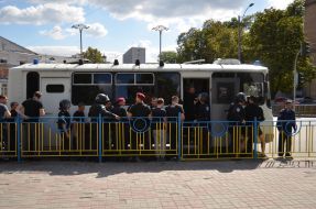 Співробітники міліції біля метро