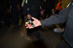 Співробітники міліції затримують футбольних фанів