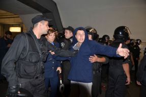 Співробітники міліції виводять футбольних фанів