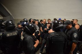 Співробітники міліції виводять футбольних фанів