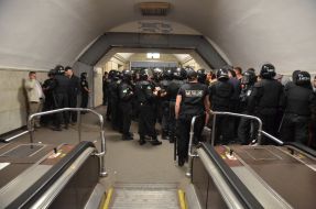 Співробітники міліції виводять футбольних фанів