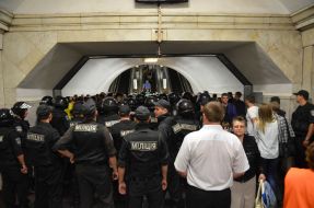 Співробітники міліції виводять футбольних фанів