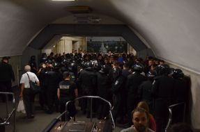 Співробітники міліції виводять футбольних фанів