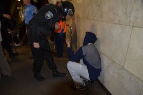 Співробітники міліції затримують футбольних фанів