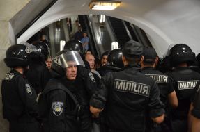 Співробітники міліції виводять футбольних фанів
