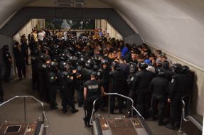 Співробітники міліції виводять футбольних фанів