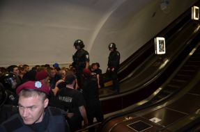 Співробітники міліції виводять футбольних фанів