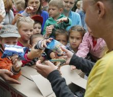 The children handed out ice cream at the opening of the park