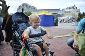 Мальчик держит ткань для маскировочной сетки