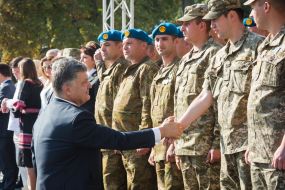Петр Порошенко возле военных
