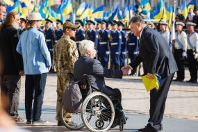 Церемония поднятия Государственного флага Украины