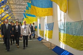 Петр Порошенко на выставке боевых флагов