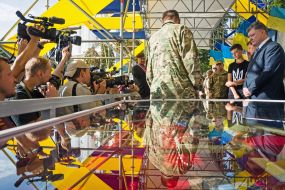 Петр Порошенко на выставке боевых флагов