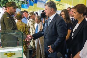 Петр Порошенко на выставке боевых флагов