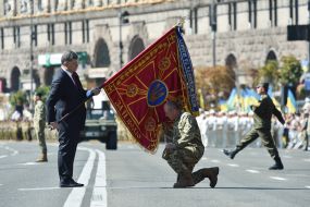 Poroshenko presents battle flag