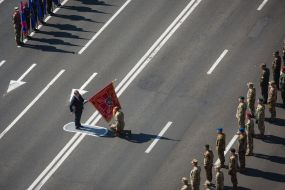 Poroshenko presents battle flag