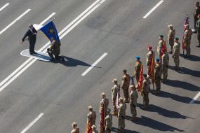 Poroshenko presents battle flag