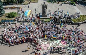 People lined up in the human chain in the form of a map of Ukraine