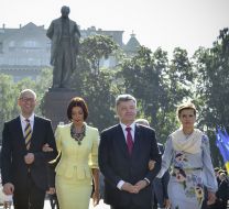Laying flowers at the monument to Taras Shevchenko