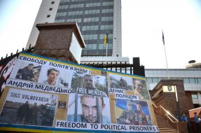 Плакаты с требованием освободить Медведько и Полищука