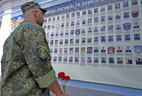 Військовослужбовець біля меморіалу «Стіна народної пам'яті»