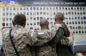 Військовослужбовці біля меморіалу «Стіна народної пам'яті»