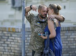 Військовослужбовець з дівчиною