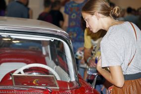 Девушка рассматривает автомобиль 