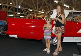 Дети стоят возле автомобиля