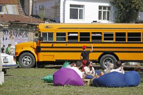 Молодые люди отдыхают 