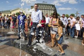 Vitali Klitschko bathed in the fountain