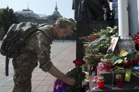 Военнослужащий возлагает цветы