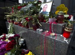 Цветы возле портрета Игоря Дебрина