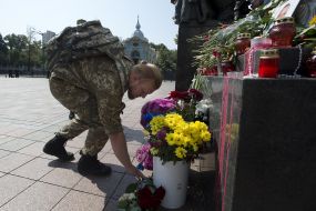 Военнослужащий возлагает цветы