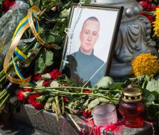 Цветы возле портрета Игоря Дебрина