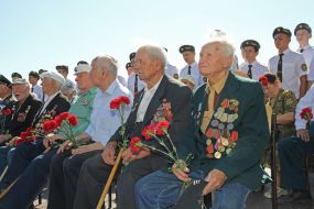 Participants in the ceremony of laying flowers