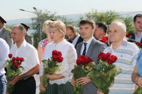 Participants in the ceremony of laying flowers