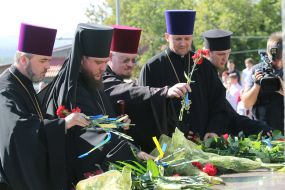 Participants in the ceremony of laying flowers